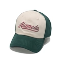 Detalle del bordado Alameda y la textura de algodón en la gorra de béisbol bicolor - Verde Oscuro y Crema (Bordado Rojo)