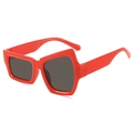 Gafas de sol rojas cuadradas irregulares con montura ancha y lentes de color gris oscuro - Montura Roja Lente Gris