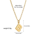 Detailweergave van de gouden bubbel letter B hanger aan paperclip ketting met maten - Letter B