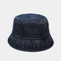 Dettaglio del cappello a secchiello in denim blu scuro con trama slavata e cuciture forti - M (56-58cm) / Blu scuro