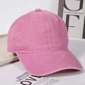 Nahaufnahme einer gewaschenen rosa Jeans-Baseballkappe mit feiner Baumwollstruktur - Rosa