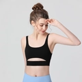 Brassière de sport noire à maintien élevé avec découpe tendance et larges bretelles - Noir