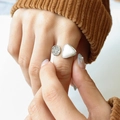 Unisex Silberner geometrischer Ring mit weißer Muschel und Pavé-Zirkonia-Dekoration - Süßwassermuschel Silber Stil