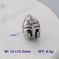 Abalorio de casco de calavera en acero plateado sobre soporte de mármol blanco - Estilo de Casco Espartano (KLJ9083-KJX)
