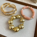 Vue détaillée de bracelets à boules dorées, tubes acryliques roses et fils dorés. - 49# Manchette Ouverte-Rose / Ensemble trois pièces / Or