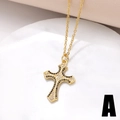 Vergoldete Kreuzkette mit schwarzen und weißen Zirkonia auf Marmorhintergrund - Schwarz-Weiß Zirkonia Kreuz / Gold