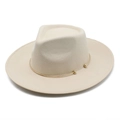 Detailweergave van de gebroken witte wollen hoed met elegante gouden metalen ring - M(56-58cm) / Broken Wit