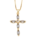 Dettaglio del ciondolo a croce dorata con zirconi marquise su catena box classica - Grigio