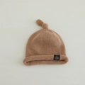 Detalle del gorro de punto marrón claro para bebé con nudo superior y parche - 6 meses - 2 años / Caramelo