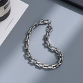 Primer plano de una pulsera de cadena gruesa de acero inoxidable plateada con cierre de langosta - gf121-Cadena Entrelazada Gruesa / Color Acero
