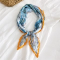 Foulard a pieghe blu e arancione con stampa mappa su sfondo trapuntato bianco - Motivo Mappa Bordo Arancione
