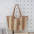 Gestreifte Stroh-Tragetasche für Damen in Beige und Braun mit Quastenanhänger - Beige und Braun gestreift / Khaki