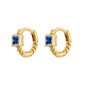 Dettaglio orecchini a tortiglione dorati con marchio Ag 925 e gemma blu quadrata - Oro Blu