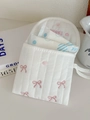 Detalle interior del neceser acolchado blanco con bordado sweet y lazo rosa - Múltiples Lazos / Bordado Rosa