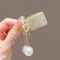 Pince à cheveux lotus blanc avec perles, strass et élégants pompons pour femmes - M21 Strass Double Perle Artificielle