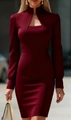 Détail de la robe moulante bordeaux avec décolleté montant et manches longues élégantes - S / Bordeaux