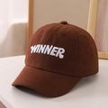 Detailansicht der weißen WINNER-Stickerei auf einer dunkelbraunen Kinder-Baseballkappe - 54cm (3-8 Jahre) / Kaffeebraun