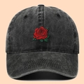 Casquette de baseball en coton noir délavé avec broderie détaillée de rose rouge à l'avant - Réglable / Noir