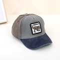 Dettaglio del cappellino bimbo con ricamo dinosauro e pannelli a contrasto di tendenza - Giuntato Blu Scuro/Grigio Chiaro/Tan (B)