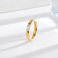 Anello minimalista in acciaio al titanio dorato con zircone e fascia a cupola - US 5 / Oro