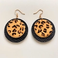 Détail de boucles d'oreilles rondes en poils de poney léopard et cuir noir élégant - Style Rond Double Couche Léopard Noir (16)