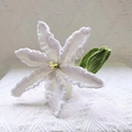Handgehäkelte weiße Lilie mit grünen Blättern für DIY-Strickblumensträuße - Grüne Knospe Einzelner Zweig