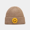 Détail du bonnet en maille côtelée avec écusson smiley jaune en peluche de près - Kaki