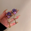 Detail von Vintage lila Rosenohrringen mit Zirkon Herz und Goldtropfen Fransen - Paarse Bloem Kwastje Stijl (2#) / Diese Lila Quastenohrringe Mit Blumenmuster Sind Mit Lila Rosen Herzförmigen Lila Kristallen Weißen Dreidimensionalen Blüten Und Goldenen Tropfenförmigen Anhängern Verziert.