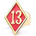 Dettaglio di un anello punk vintage con faccia a rombo rossa e numero 13 dorato - 24204-2 Oro / Taglia US 7