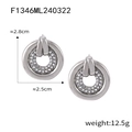 Dettaglio orecchini a cerchio color argento con zirconi, misura 2,8x2,5cm e peso 12,5g - Color Acciaio