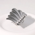 Minimalistischer gewellter Edelstahlring in Silber mit hochglanzpoliertem Finish - Silber