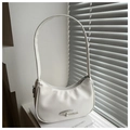 Detalle del bolso de hombro blanco en forma de media luna con adorno metálico y cuero PU liso - Blanco