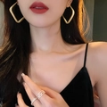 Eleganti orecchini geometrici in oro con perle e anelli in zircone su modella - Cerchi a Rombo Geometrici Audaci in Stile Europeo
