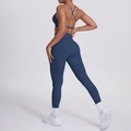 Detailansicht des dunkelblauen Yoga-Sets mit überkreuzten Trägern und High-Waist-Leggings - S / Marineblau