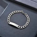Close-up van zilveren Cubaanse schakelarmband met blanco naamplaat op zwarte doos - 2.0 (43x8mm Plaat/7mm Breedte/20cm Lengte)