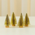 Detalle de cuatro mini árboles de Navidad de 10 cm con purpurina dorada y base de madera - Dorado (Juego de 4)