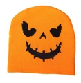 Detailopname van de oranje gebreide muts met een zwart Halloween pompoen gezicht patroon - Eén maat / Oranje