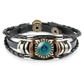 Détail d'un bracelet en cuir multicouche avec dôme turquoise et calligraphie arabe - #07