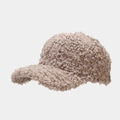 Dettaglio del berretto sherpa marrone chiaro con texture in peluche riccio e visiera curva - Regolabile / Cachi