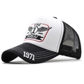 Vista detallada de gorra trucker de Dubái con bordado 1971 en la visera plana - Ajustable / Negro