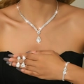 Détail de parure de bijoux de mariée argentée avec cristaux en forme de goutte - Ensemble trois pièces / Argent