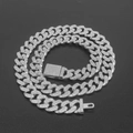 Detailopname van de zilveren Cuban-schakelketting met schitterende strass op zwarte achtergrond - 18cm / 12mm Flip Zilver