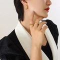 Pendientes en forma de C bañados en oro de 18K y anillos de metal con diseño acolchado - Dorado