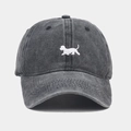 Détail de la casquette vintage en coton gris délavé avec broderie de chien de qualité - Noir