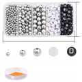 Dettaglio kit perline fai-da-te con perline argentate, perline con lettere e filo elastico - Kit Argento 5 scomparti (Perline CCB Argento + Perline Lettere + Filo Elastico)
