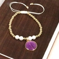Bracciale di perle regolabile con pendente religioso viola e perle bianche su legno - Viola