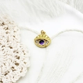 Dettaglio del ciondolo a occhio greco dorato con gemma viola e accenti in zircone bianco - Occhio in Zircone Viola 13*12,6mm