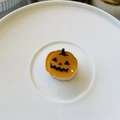 Detalle de una pinza para el cabello de calabaza naranja de acetato para Halloween - Mini Calabaza