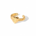 Détail macro de la bague chaîne dorée avec un charm coeur gravé du mot Love - Ouvert Réglable / Chaîne à Imprimé Coeur (TR4093)