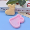 Detailansicht der rosa Silikonform Weihnachtssocke mit fertigem Bastelprojekt aus Harz - Socks